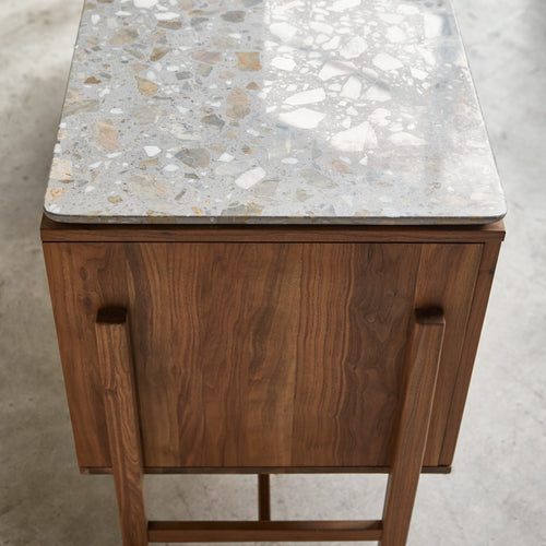 Tikamoon Buffetkast van massief notenhout en premium terrazzo 160 cm - Bruin