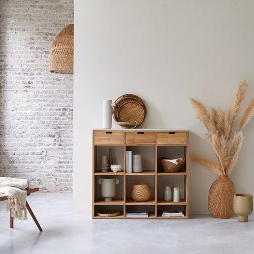 Tikamoon Lage boekenkast van teakhout en wit premium terrazzo - Wit - vtwonen shop