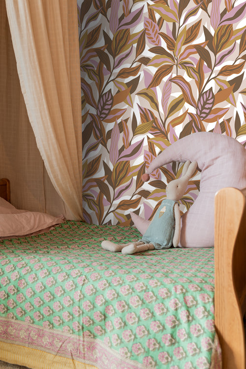 ESTAhome behang tropische bladeren bruin en paars - 50 x 900 cm - 131043 - vtwonen shop