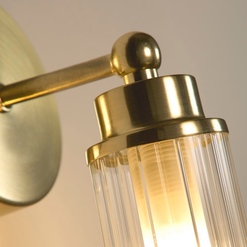 Searchlight Imperial 1-lichts wandlamp, satijnen messing metaal en helder geribbeld glas