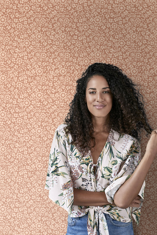 ESTAhome behang bloemetjes licht terracotta - 50 x 900 cm - 131670 - vtwonen shop