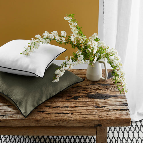 Madura Kussenovertrek Carlina puur witte en zwarte hommel 40x40 cm