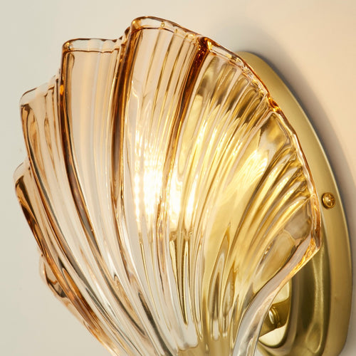 Searchlight Shell 1-lichts wandlamp, satijnen messing metaal en amberkleurig glas IP44