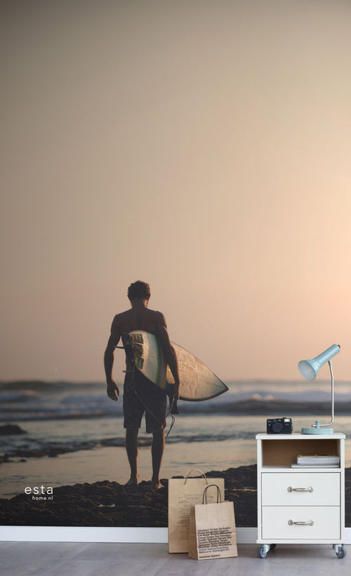 ESTAhome fotobehang surfer met surfplank avondrood, blauw en zwart - 186 x 279 cm - 158847 - vtwonen shop
