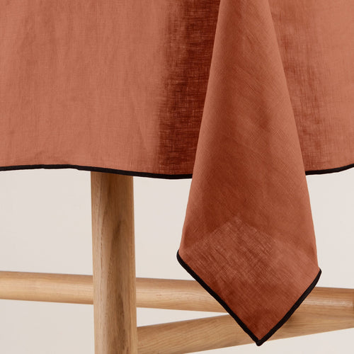 Madura Vierkant tafelkleed Carlina terracotta en zwarte hommel 170x170 cm