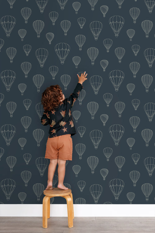 ESTAhome behang luchtballonnen donkerblauw - 50 x 900 cm - 139721 - vtwonen shop