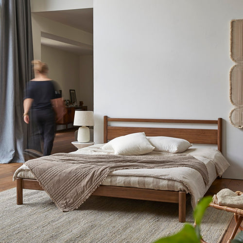 Tikamoon Teakhouten bed Taku teak 190 x 214 - Bruin - vtwonen shop