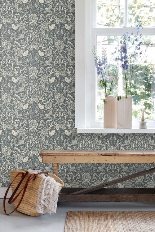 ESTAhome behang bloemen en vogels in art nouveau stijl vergrijsd donker blauw - 50 x 900 cm - 131991