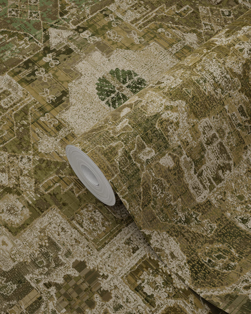 ESTAhome behang oosters kelim tapijt vergrijsd olijfgroen - 50 x 900 cm - 131359 - vtwonen shop