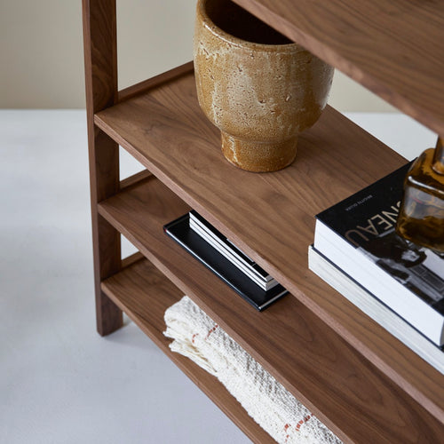 Tikamoon Boekenkast van notenhout - Bruin - vtwonen shop