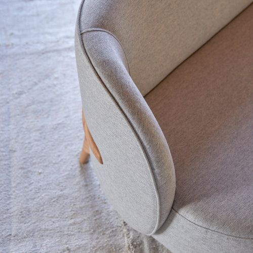 Tikamoon 3-zitsbank van massief eiken en grijze stof - Grijs - vtwonen shop