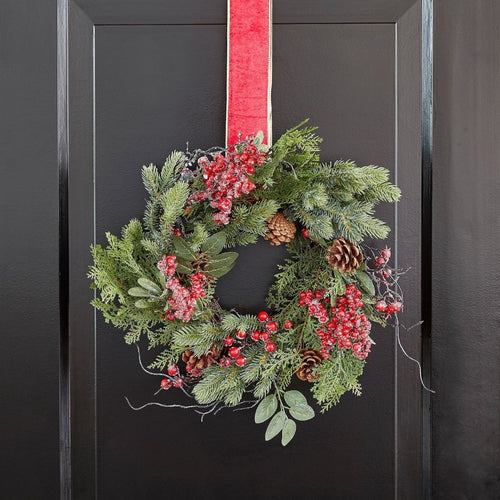 Mica Decorations Randell Kerstkrans - Kerstversiering met besneeuwd effect - Deurkrans eenvoudig op te hangen - Decoratie met besjes en dennenappels -
