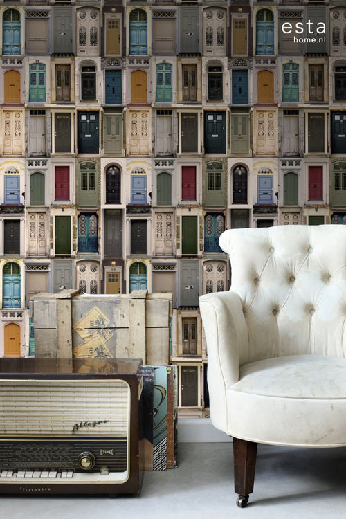 ESTAhome XXL behang vintage deuren beige, blauw, rood en groen - 50 x 900 cm - 158504 - vtwonen shop