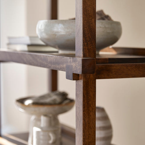 Tikamoon Hoge boekenkast van massief mangohout - Bruin - vtwonen shop