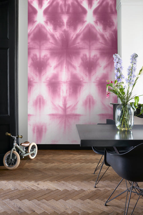 ESTAhome fotobehang wandvullend tie-dye shibori motief intens fuchsia roze - 100 x 279 cm - 158821 - vtwonen shop