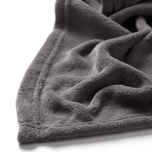 Dutch Decor - VOORDEELSET - 3-delig - Fluffy & Owen - 2 sierkussens 45x45 cm - 1 plaid 130x160 cm - antraciet - vtwonen shop