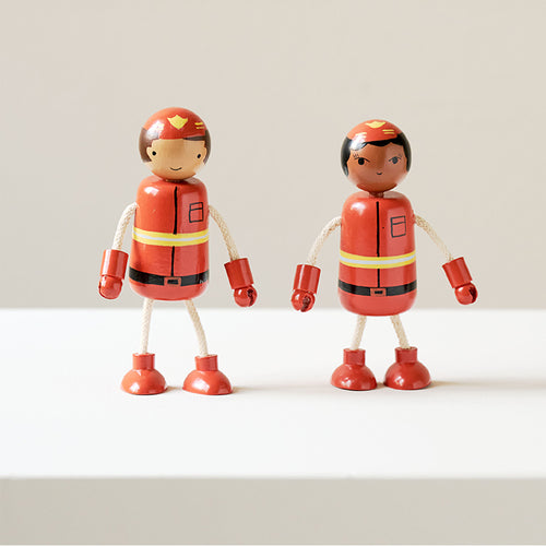 Petite Amélie Brandweerauto Pompier – Incl. 7 accessoires & 2 houten poppen – 360° draaibare kraan – Kofferbak met opbergruimte & klep - vtwonen shop