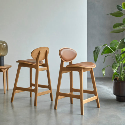 Tikamoon  Counterstoel in massief eikenhout en leer - Naturel - vtwonen shop