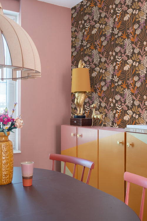 ESTAhome behang tropische bladeren en bloemen bruin, paars en meerkleurig - 50 x 900 cm - 130998 - vtwonen shop