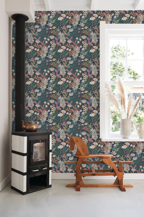 ESTAhome behang tropische bladeren en bloemen donkerblauw en meerkleurig - 50 x 900 cm - 130999 - vtwonen shop