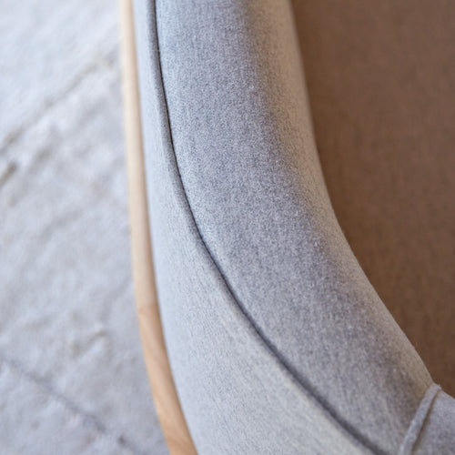 Tikamoon 3-zitsbank van massief eiken en grijze stof - Grijs - vtwonen shop