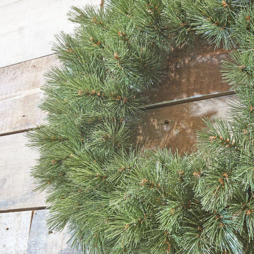 Triumph Tree Forest Frosted Kerstkrans - Kerstversiering met Winterse Frosted Afwerking - Deurkrans voor Kerst met Stevige PVC Naaldjes - Diameter 90