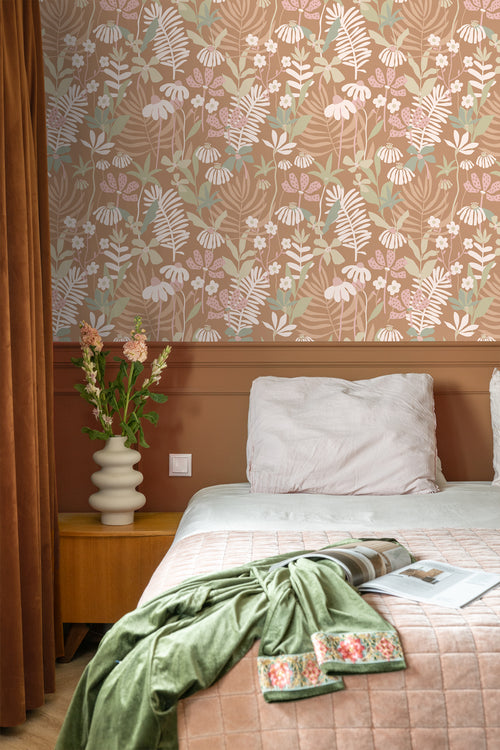 ESTAhome behang tropische bladeren en bloemen lichtbruin en meerkleurig - 50 x 900 cm - 130996 - vtwonen shop