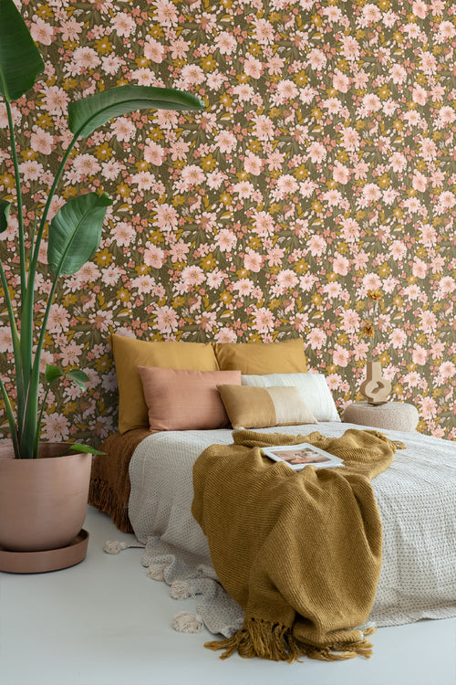 ESTAhome behang bloemen vergrijsd olijfgroen, zacht roze en okergeel - 50 x 900 cm - 130928 - vtwonen shop