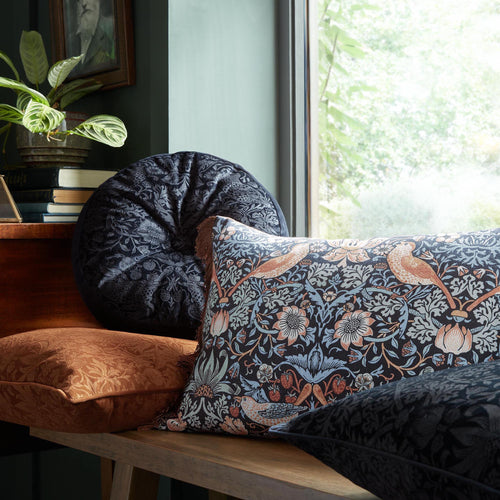 William Morris at Home Sierkussen Strawberry Thief Blue 40x60cm