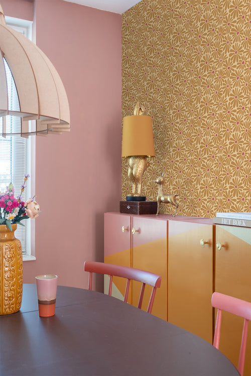 ESTAhome behang madeliefjes okergeel en roze - 50 x 900 cm - 131152 - vtwonen shop