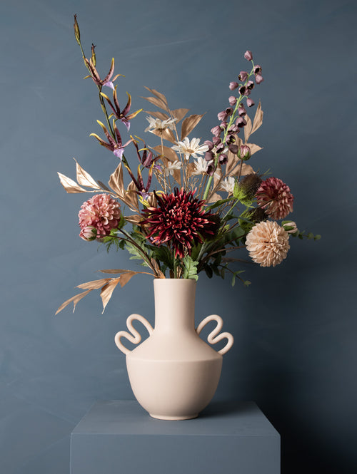 Madame Fleurie A Touch of Gold Boeket inclusief Vaas – Luxe Zijden bloemen Dahlia & Tijger Orchidee – Hotel Chique - 21,5cm x 26,5cm x 30cm