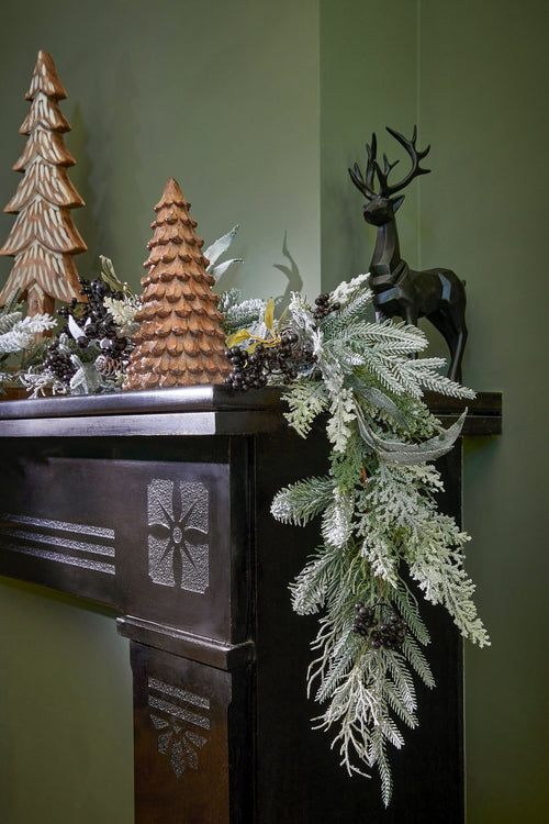 Mica Decorations Vesper Guirlande met Dennenappels - L180 x B15 x H10 cm - Groen, Zwart - vtwonen shop