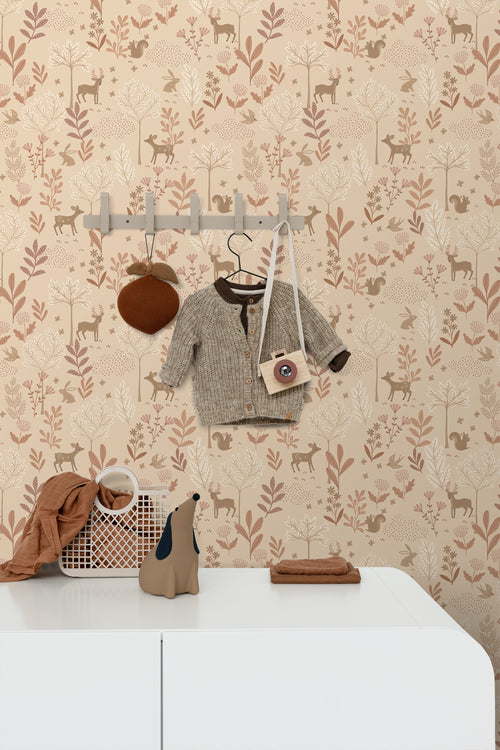 ESTAhome behang bos met bosdieren licht terracotta - 53 cm x 10.05 m - 131229 - vtwonen shop