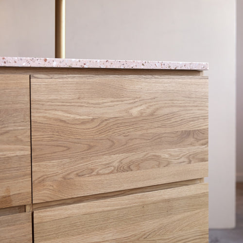 Tikamoon Badkamermeubel van massief eiken en roze premium terrazzo 120 cm - Roze - vtwonen shop