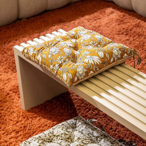 JUDITH - stoelkussen 40x40 cm - bloemenmotief - met striklinten - Chai Tea - geel