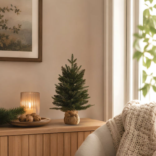 Black Box Trees Kunstkerstboom Sitka H60 x D43 cm - Kunstboom in Jute Zak - Kerstboom voor Binnen met 154 Takken - Kerstversiering voor Kleine Ruimtes