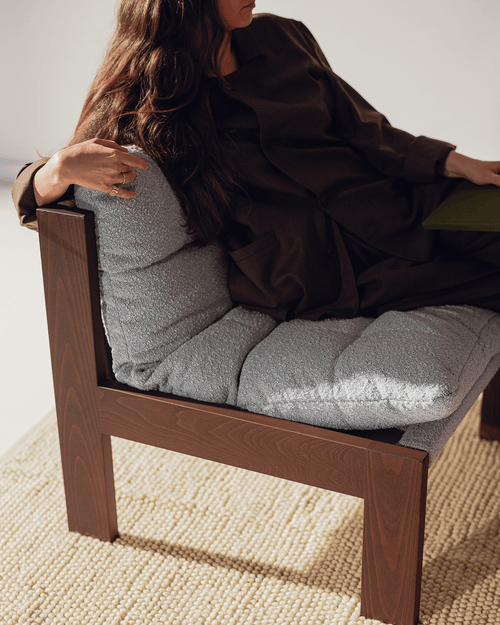 noo.ma Huno loungestoel - bouclé bekleding, houten frame, soft zitcomfort