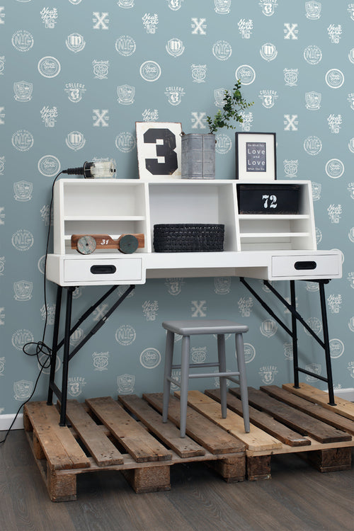 ESTAhome behang school emblemen licht vintage blauw - 53 cm x 10.05 m - 128803