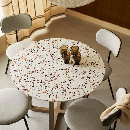 Tikamoon Ronde tafel van premium terrazzo en massief acaciahout voor 4 personen - Bruin - vtwonen shop