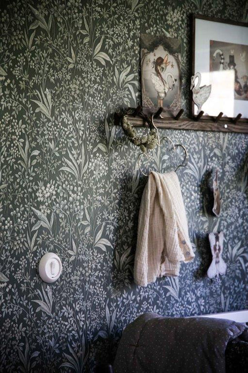 Borastapeter behang bladeren vergrijsd groen - 53 cm x 10.05 m - 661031 - vtwonen shop