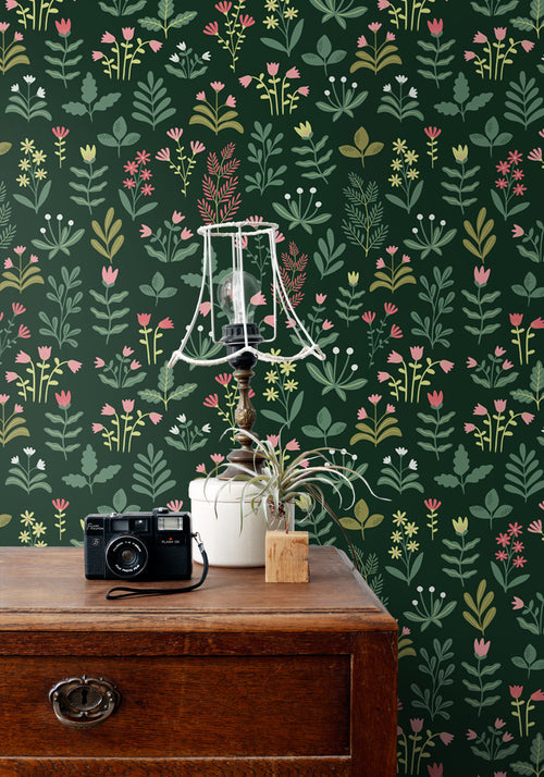 ESTAhome behang veldbloemen donkergroen en roze - 50 x 900 cm - 131099 - vtwonen shop