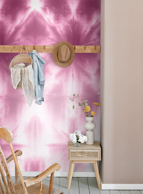ESTAhome fotobehang wandvullend tie-dye shibori motief intens fuchsia roze - 100 x 279 cm - 158821 - vtwonen shop