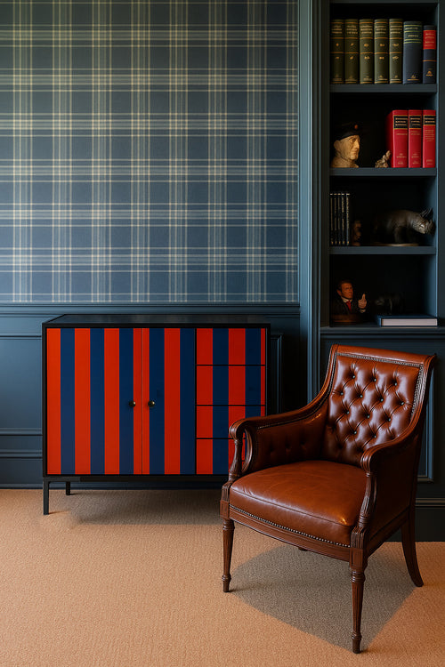 Laag dressoir van MDF met verticaal streeppatroon in rood- en blauwtinten