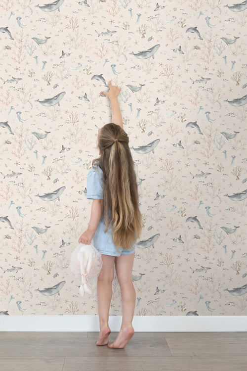 ESTAhome behang onderwaterwereld lichtbeige en vergrijsd blauw - 50 x 900 cm - 131260 - vtwonen shop