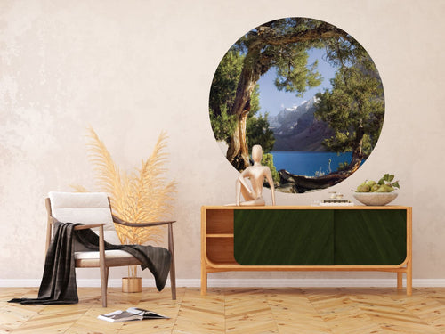 Sanders & Sanders zelfklevende behangcirkel berglandschap met bomen groen Ø 140 cm 601138