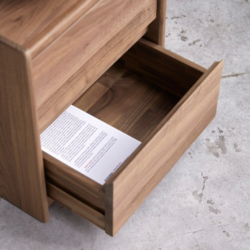 Tikamoon Nachtkastje van massief notenhout met 2 laden - Bruin - vtwonen shop