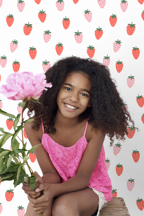 ESTAhome behang aardbeien wit en roze - 50 x 900 cm - 131650 - vtwonen shop