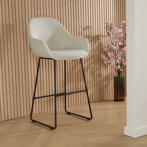 Nolon Nino-Mae Barkruk Bouclé Beige - met Armleuning - Zwart - 65 cm - vtwonen shop