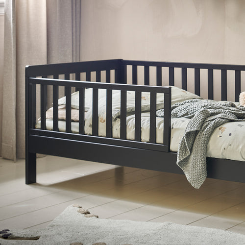 Petite Amélie Peuterbed Plume – 70x140 cm – Zwart – Met uitvalbescherming – Flexibel zijhekje - vtwonen shop