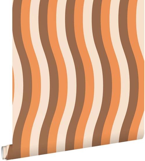 ESTAhome behang golvende strepen oranje en bruin - 50 x 900 cm - 131612 - vtwonen shop